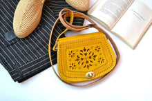 Charger l'image dans la galerie, Tooled Cut Work Leather Purse