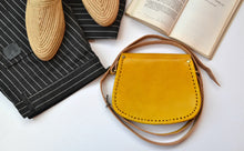 Charger l'image dans la galerie, Tooled Cut Work Leather Purse