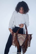 Charger l'image dans la galerie, Fringe kilim leather bag.