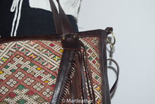 Charger l'image dans la galerie, Fringe kilim leather bag.