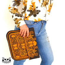 Charger l'image dans la galerie, Hand embroidered leather bag