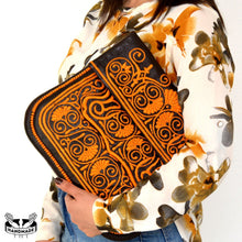 Charger l'image dans la galerie, Hand embroidered leather bag