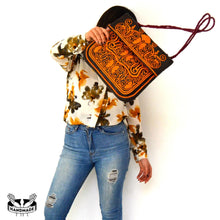 Charger l'image dans la galerie, Hand embroidered leather bag
