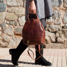 Charger l'image dans la galerie, leather Bucket bag
